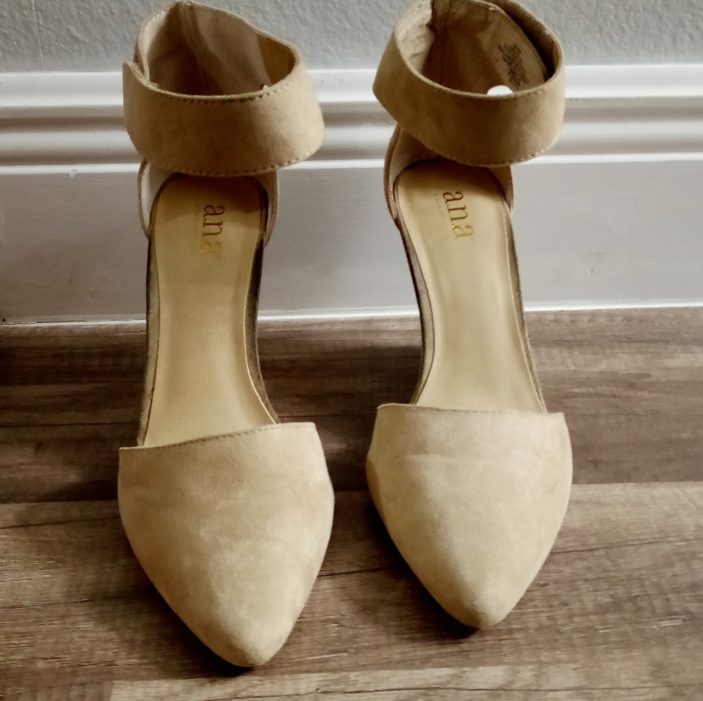 Heels - Picture 2 of 3